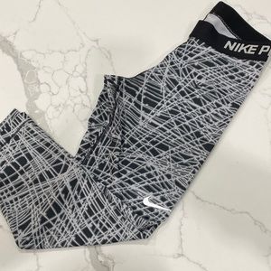 NIKE pro capri leggings